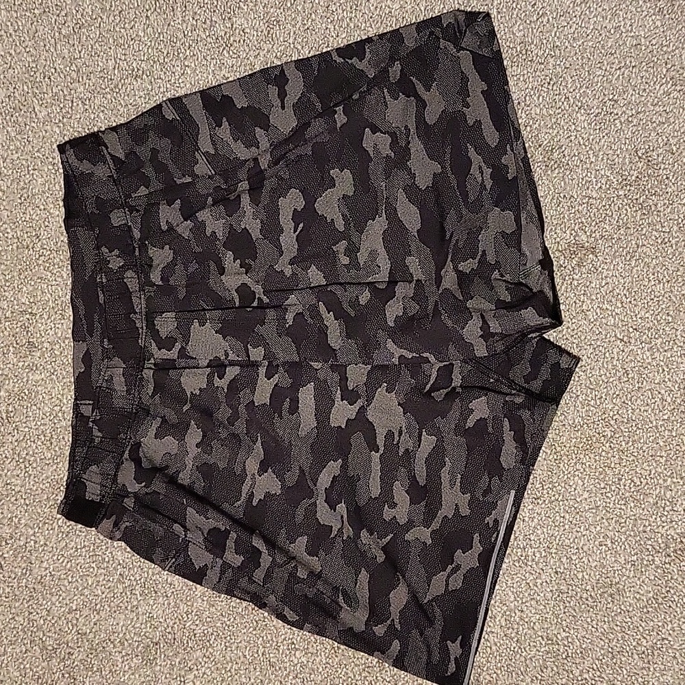Lululemon Athletica Men Camo Short - M